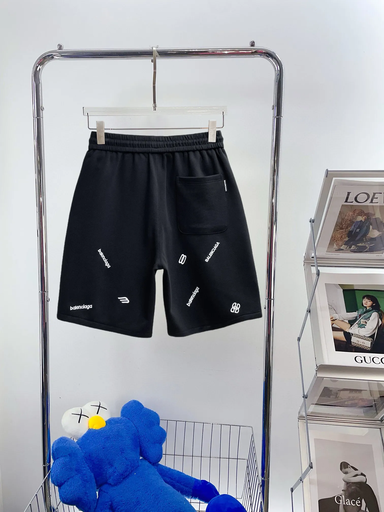 Balenciaga's three-standard complete 2026 summer New Arrival men's casual shorts, advanced custom-made Breathable fabric, Breathable fabric, extremely stretchy and comfortable, impeccable details, top-grade accessories, original logo design concept, delicate and soft feel! The upper body fit is awesome! Size: M-XXXL Please state your height and weight when ordering